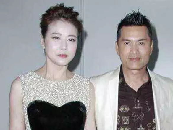 爸爸是帥氣男神,媽媽是億萬富翁,如今他17歲,長相實在不敢恭維!