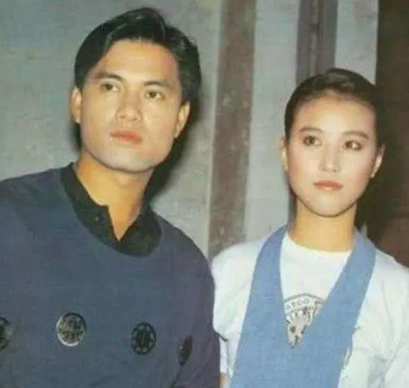 爸爸是帥氣男神,媽媽是億萬富翁,如今他17歲,長相實在不敢恭維!
