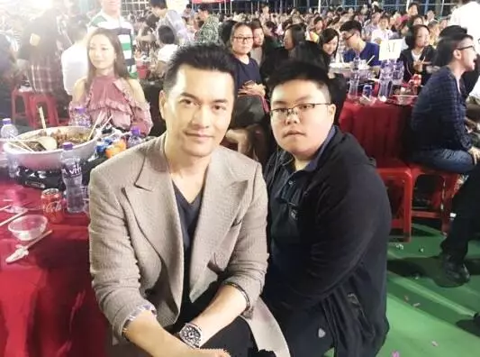 爸爸是帥氣男神,媽媽是億萬富翁,如今他17歲,長相實在不敢恭維!