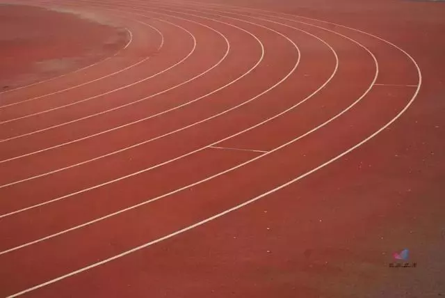 為什麼在跑道上跑步,大多數人喜歡沿著逆時針跑?真相竟然是…