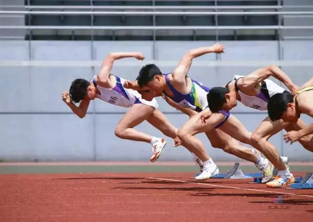 為什麼在跑道上跑步,大多數人喜歡沿著逆時針跑?真相竟然是…