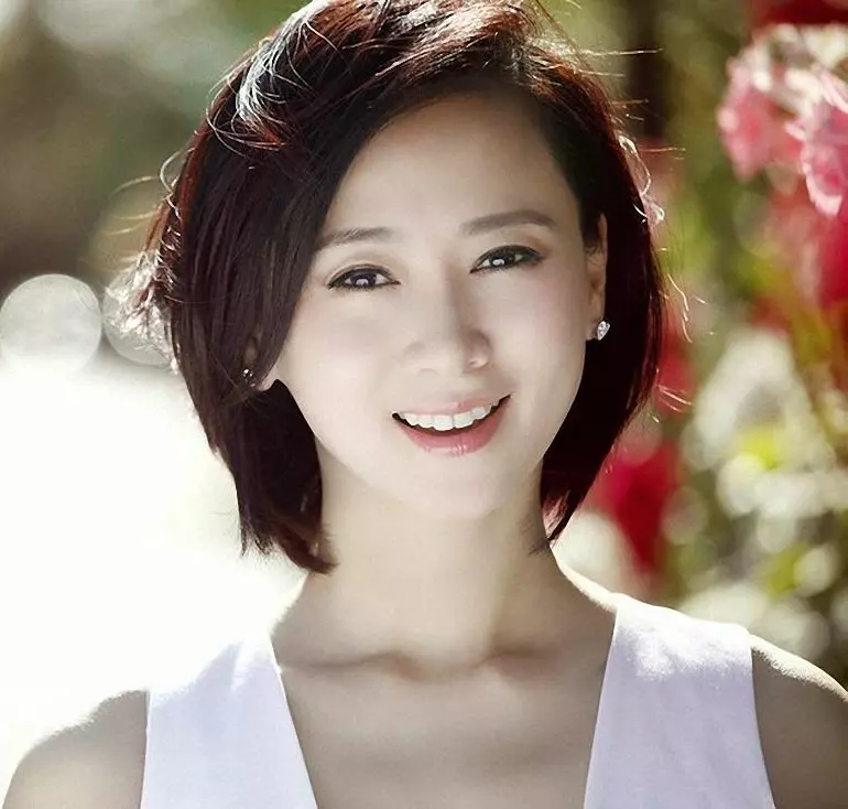翁虹年近50,二婚老公近照才被曝光,怪不得夫妻生活這麼幸福!
