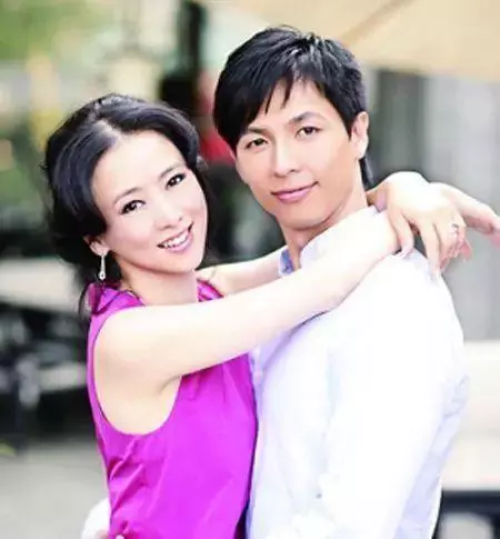 翁虹年近50,二婚老公近照才被曝光,怪不得夫妻生活這麼幸福!