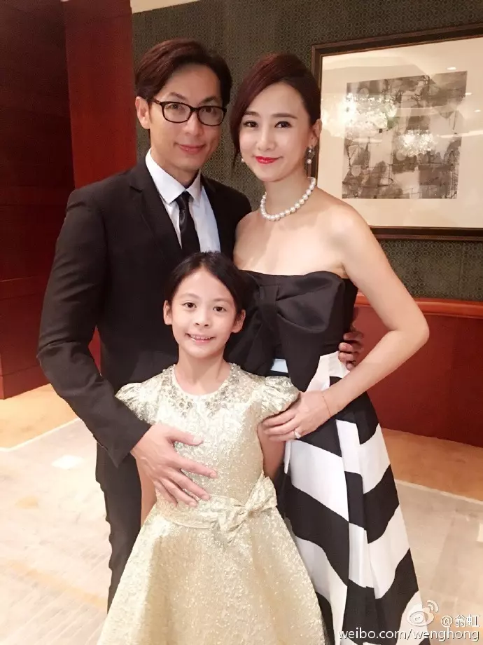 翁虹年近50,二婚老公近照才被曝光,怪不得夫妻生活這麼幸福!