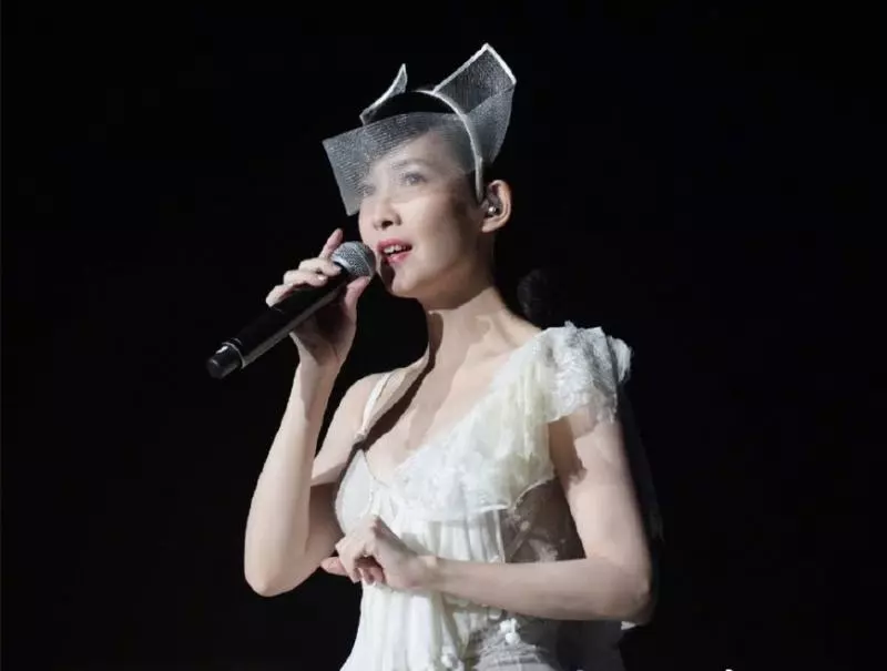 37歲的秦嵐,49歲的許晴,51歲的周慧敏,終於明白什麼叫美人在骨