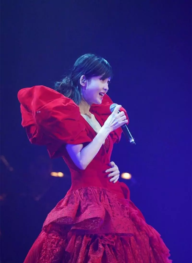 37歲的秦嵐,49歲的許晴,51歲的周慧敏,終於明白什麼叫美人在骨