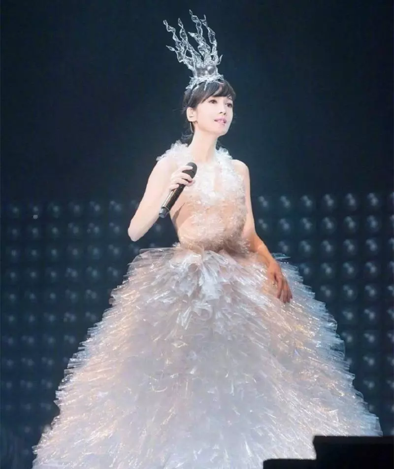 37歲的秦嵐,49歲的許晴,51歲的周慧敏,終於明白什麼叫美人在骨