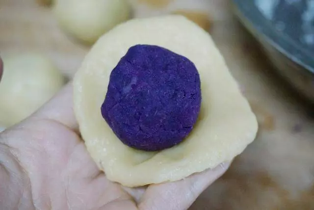 麵粉和紫薯還能這麼吃?做個點心拉長絲,平底鍋就能做,好吃極了!