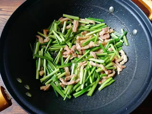炒韭菜不是不熟,就是炒過火,只要做對這一步,炒的韭菜脆嫩可口~