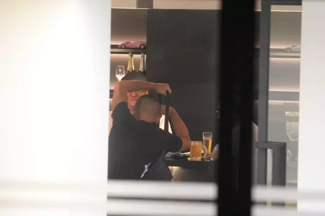 74歲劉丹和林保怡等好友聚會,喝完啤酒威士忌依然毫無醉意!