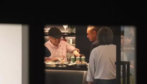 74歲劉丹和林保怡等好友聚會,喝完啤酒威士忌依然毫無醉意!