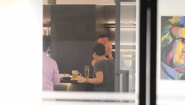74歲劉丹和林保怡等好友聚會,喝完啤酒威士忌依然毫無醉意!