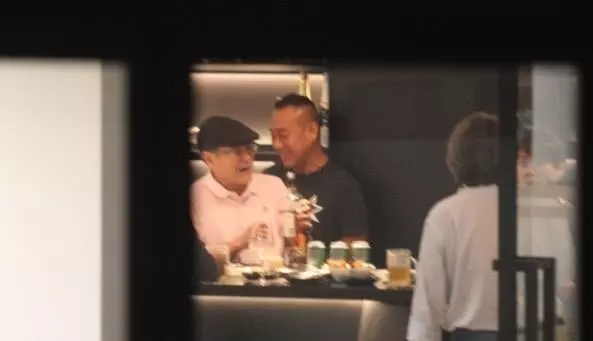 74歲劉丹和林保怡等好友聚會,喝完啤酒威士忌依然毫無醉意!