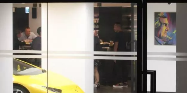 74歲劉丹和林保怡等好友聚會,喝完啤酒威士忌依然毫無醉意!