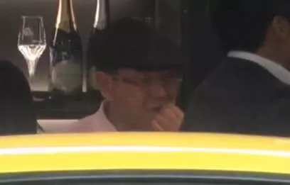 74歲劉丹和林保怡等好友聚會,喝完啤酒威士忌依然毫無醉意!