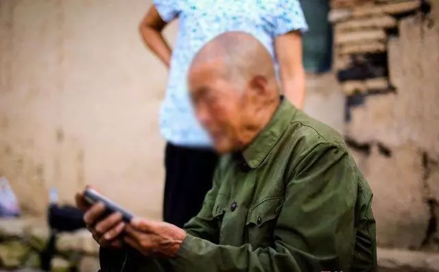 老父親來公司找兒子,兒子卻處處嫌棄,老闆出來卻含淚敬禮,傻了