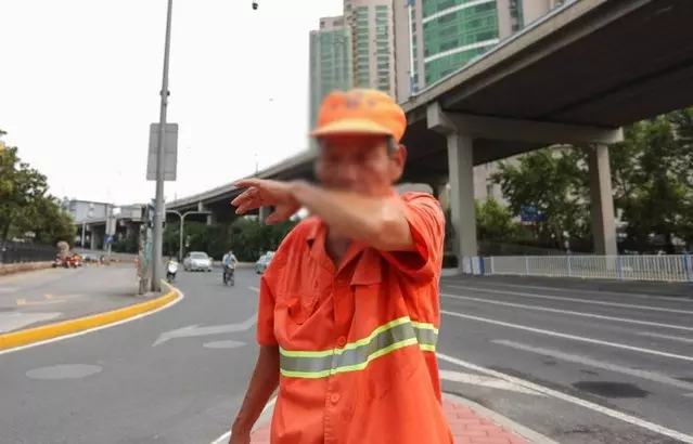 老父親來公司找兒子,兒子卻處處嫌棄,老闆出來卻含淚敬禮,傻了