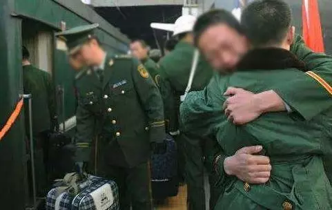 老父親來公司找兒子,兒子卻處處嫌棄,老闆出來卻含淚敬禮,傻了