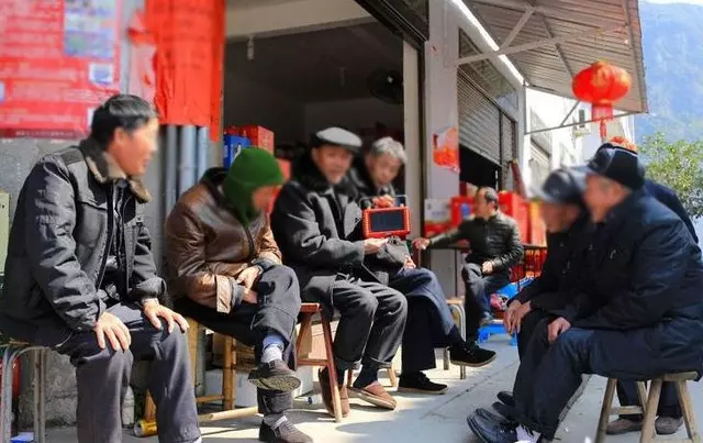 老頭自稱有百萬資產,鄰居們都當笑話,忽然來輛車,老頭身份揭曉