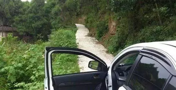 老頭自稱有百萬資產,鄰居們都當笑話,忽然來輛車,老頭身份揭曉