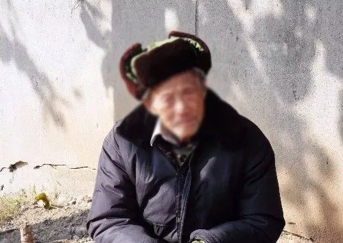 老頭自稱有百萬資產,鄰居們都當笑話,忽然來輛車,老頭身份揭曉