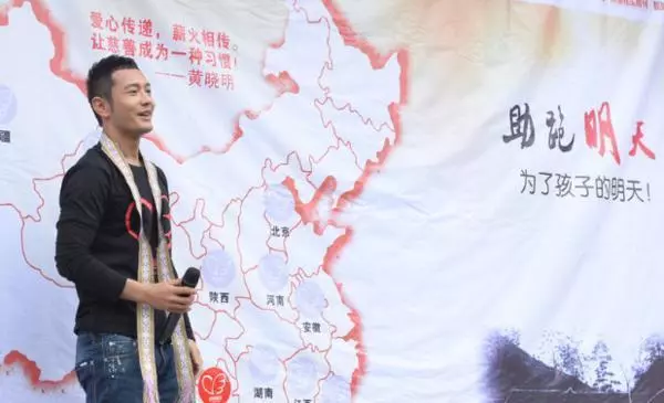 黃曉明家庭背景終曝光,隱瞞整整10年,網友誇讚:楊穎好眼光!