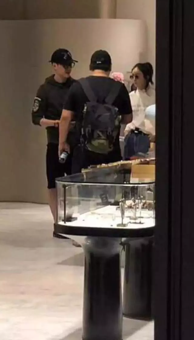 趙麗穎馮紹峰約會正面照曝光,都沒戴口罩,2周內被拍到4次啦!