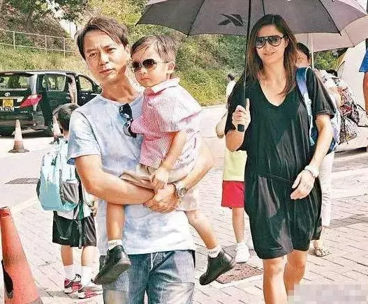 明星接孩子放學,陳小春溫馨,李小璐只顧玩手機,她卻被質疑作秀!