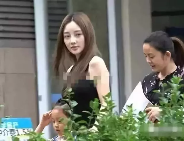 明星接孩子放學,陳小春溫馨,李小璐只顧玩手機,她卻被質疑作秀!