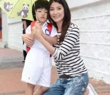 明星接孩子放學,陳小春溫馨,李小璐只顧玩手機,她卻被質疑作秀!