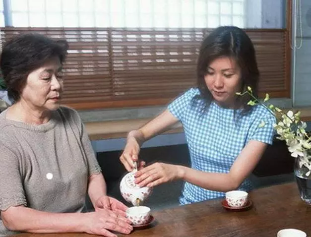 婆婆住院後我辭職照顧,聽到她和小叔子的對話,我和老公搬到娘家