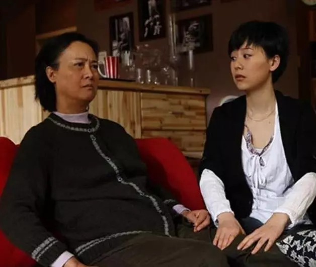 婆婆住院後我辭職照顧,聽到她和小叔子的對話,我和老公搬到娘家