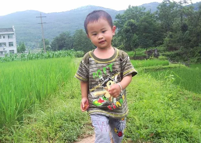 母親供養女上大學,讓兒子出去打工,明白後,兒子哭了