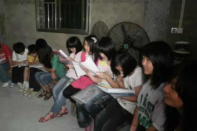 母親供養女上大學,讓兒子出去打工,明白後,兒子哭了