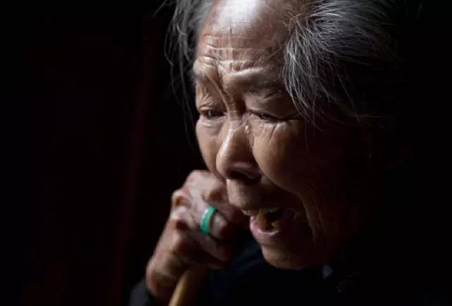 母親給哥哥送山參被嫂子請出門,哥哥給倆麵包,母親回家後哭了