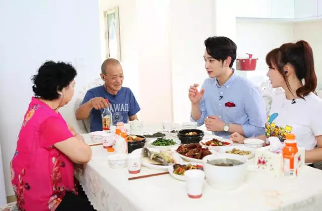 女兒懷孕,我去鄉下看她,女婿給我吃剩飯,知道真相我哭了