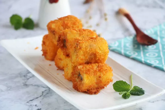 女兒嘴饞要吃零食,媽媽做了1盤這個,外脆里嫩,一口一個太好吃了!