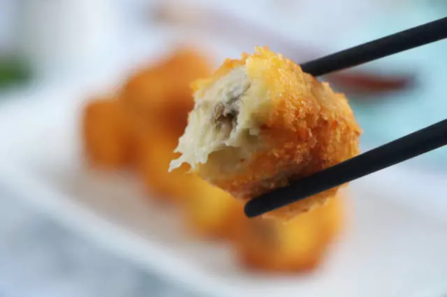 女兒嘴饞要吃零食,媽媽做了1盤這個,外脆里嫩,一口一個太好吃了!