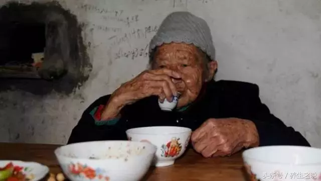 一頓二兩白酒,一天兩頓,對身體有什麼好處?