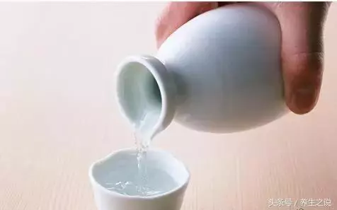一頓二兩白酒,一天兩頓,對身體有什麼好處?