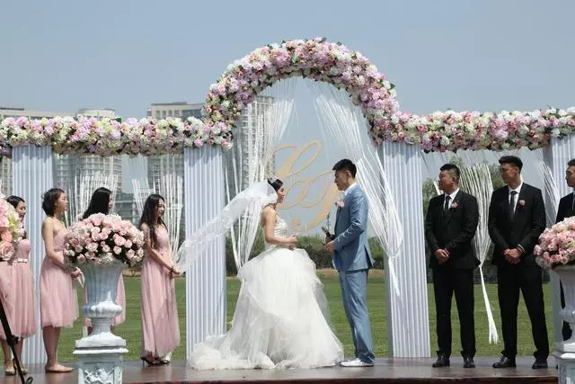 女子陪同事去相親,對方卻喜歡上了她,他們結婚時同事傻了眼