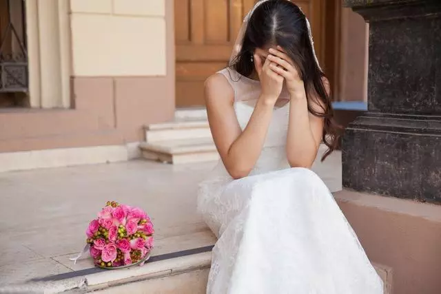 女子陪同事去相親,對方卻喜歡上了她,他們結婚時同事傻了眼
