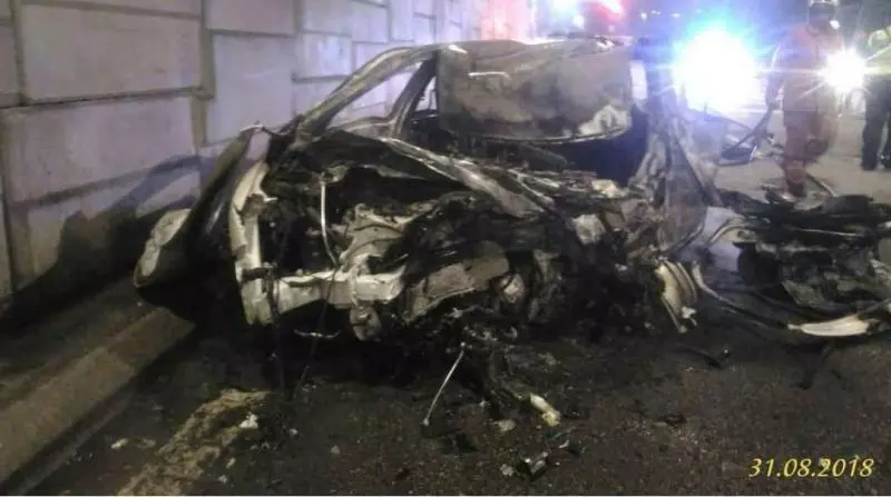 轎車撞後起火 司機逃生不及燒死 -