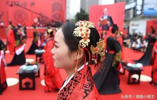 離婚後帶雙胞胎兒子回娘家,兒子生日婆婆送了張卡,餘額讓我落淚