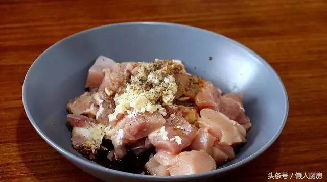 教你自製鹽酥雞,做法簡單易學,這樣裹粉炸出來有好看的鱗片狀