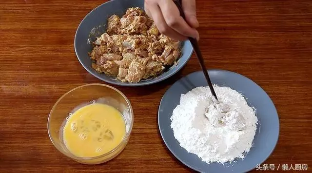 教你自製鹽酥雞,做法簡單易學,這樣裹粉炸出來有好看的鱗片狀