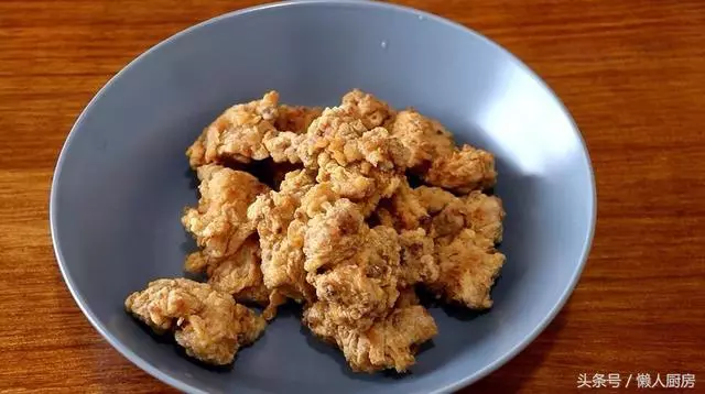 教你自製鹽酥雞,做法簡單易學,這樣裹粉炸出來有好看的鱗片狀