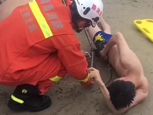 游泳遭魔鬼魚尾刺勾下體 網友看到畫面後忍不住為男子喊疼
