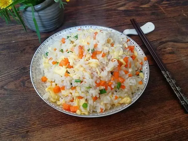 1碗剩米飯,2個雞蛋,10分鐘做出美味早餐,簡單有營養!