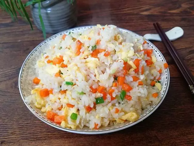 1碗剩米飯,2個雞蛋,10分鐘做出美味早餐,簡單有營養!